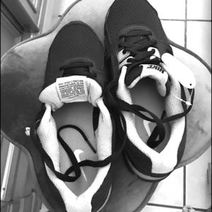 NIKE BLACK RUNNING 🏃‍♀️ SHOES GRAY Swish NWT